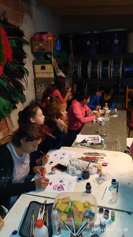 InesRicci's tweet photo. UN NUEVO CURSO GRATUITO, ES UNA NUEVA POSIBILIDAD LABORAL

Desde que encaramos estos cursos, tuvimos respuestas concretas de vecinos que encararon su propio negocio. Hoy hicimos uno de Maquillaje Artístico en el Bº Rivera Villate, junto al Centro de Murga Los Traidores. #Pilar https://t.co/MtpRnDYoFp