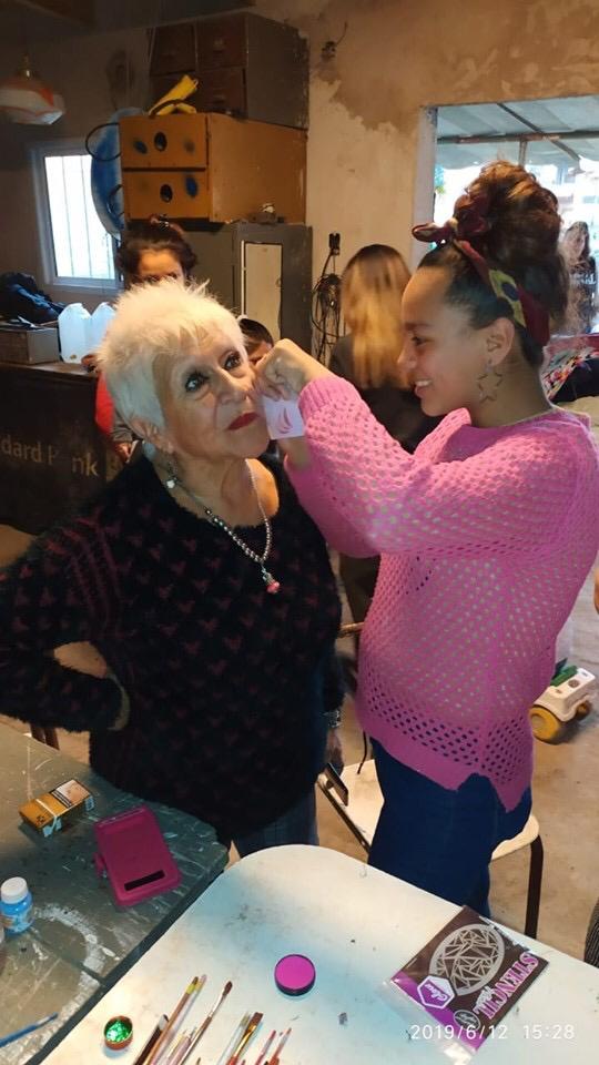 UN NUEVO CURSO GRATUITO, ES UNA NUEVA POSIBILIDAD LABORAL

Desde que encaramos estos cursos, tuvimos respuestas concretas de vecinos que encararon su propio negocio. Hoy hicimos uno de Maquillaje Artístico en el Bº Rivera Villate, junto al Centro de Murga Los Traidores. #Pilar