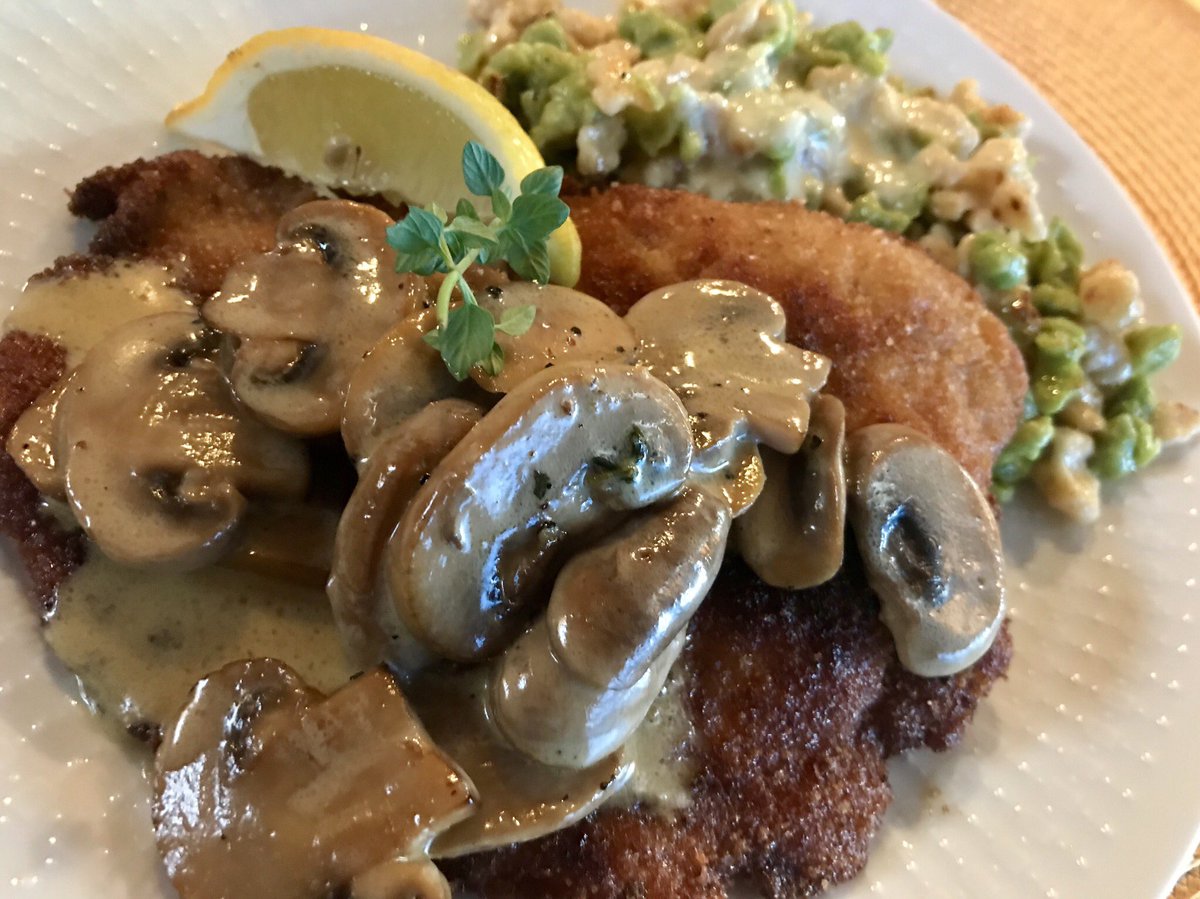 Pork Schnitzel w Mushroom Sauce • Duo of Whole Wheat &amp; Spinach Spätzle w Butterkäse

That squeeze of 🍋 is key!!!

#dinnerathome #spatzle #schnitzel #lecker #köstlich #cheflife