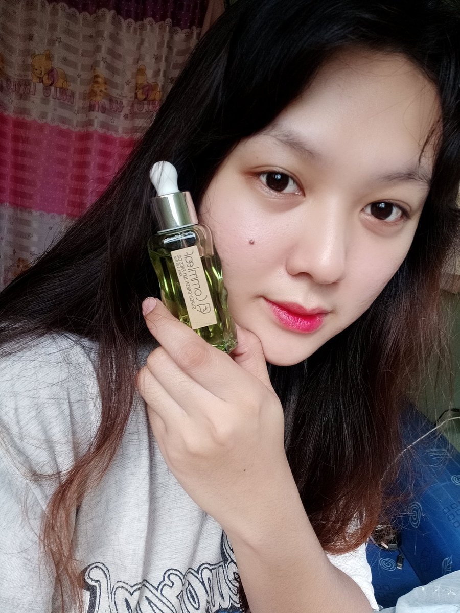 shimmerjjang's tweet photo. Published a review for #Commleaf's newest vegan face oil last month here: https://t.co/Or3OKscnvA Halfway through the bottle now and I badly need to repurchase asap! 💖 #Kbeauty #reviews #beauty #skincareroutine https://t.co/HzcUmIFNd9