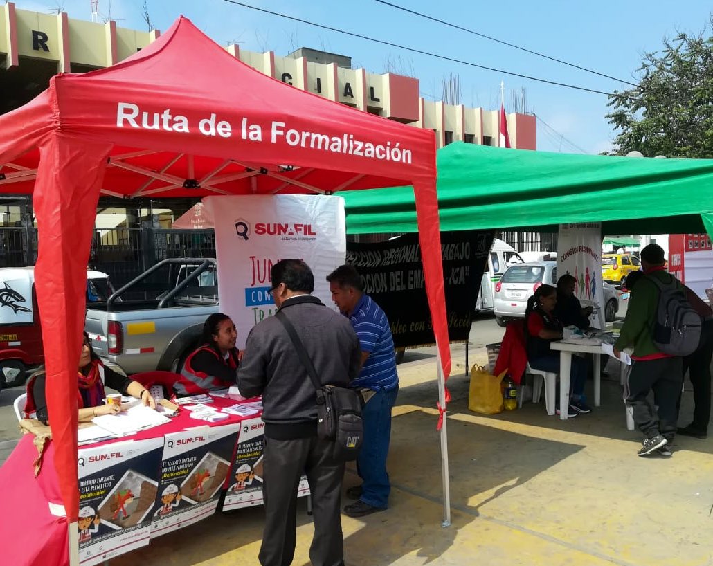 SunafilPeru's tweet photo. 📢| #IREIca, en el marco por el #DíaMundialContraElTrabajoInfantil, desarrolló una campaña de difusión sobre prevención y erradicación del #trabajoinfantil en la Plaza Barranca de Ica. Esta actividad se realizó en forma conjunta con los miembros del #CDRPETI de Ica. 👧🏻🧒🏾 #12J https://t.co/qVdN3qUGdo
