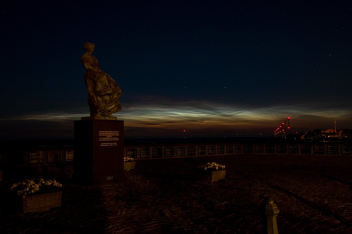 Nog een aantal #lichtendenachtwolken boven #urk. #urkisgoud