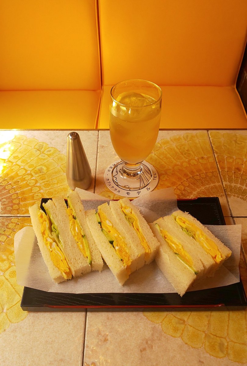 rico1899's tweet photo. 石川町「純喫茶 モデル」さん。
なんて美しい店内。銅製の照明に惚れ惚れ、しばし見とれました。天井はまるで鏡のようになってて、更に雰囲気を作ってます。そして目に飛び込む鮮やかな黄色のシート。夢のよう。たまごサンドもキャラメルパフェもとても美味しかったです。
#喫茶店 #純喫茶 https://t.co/SG3Sbt7a2M
