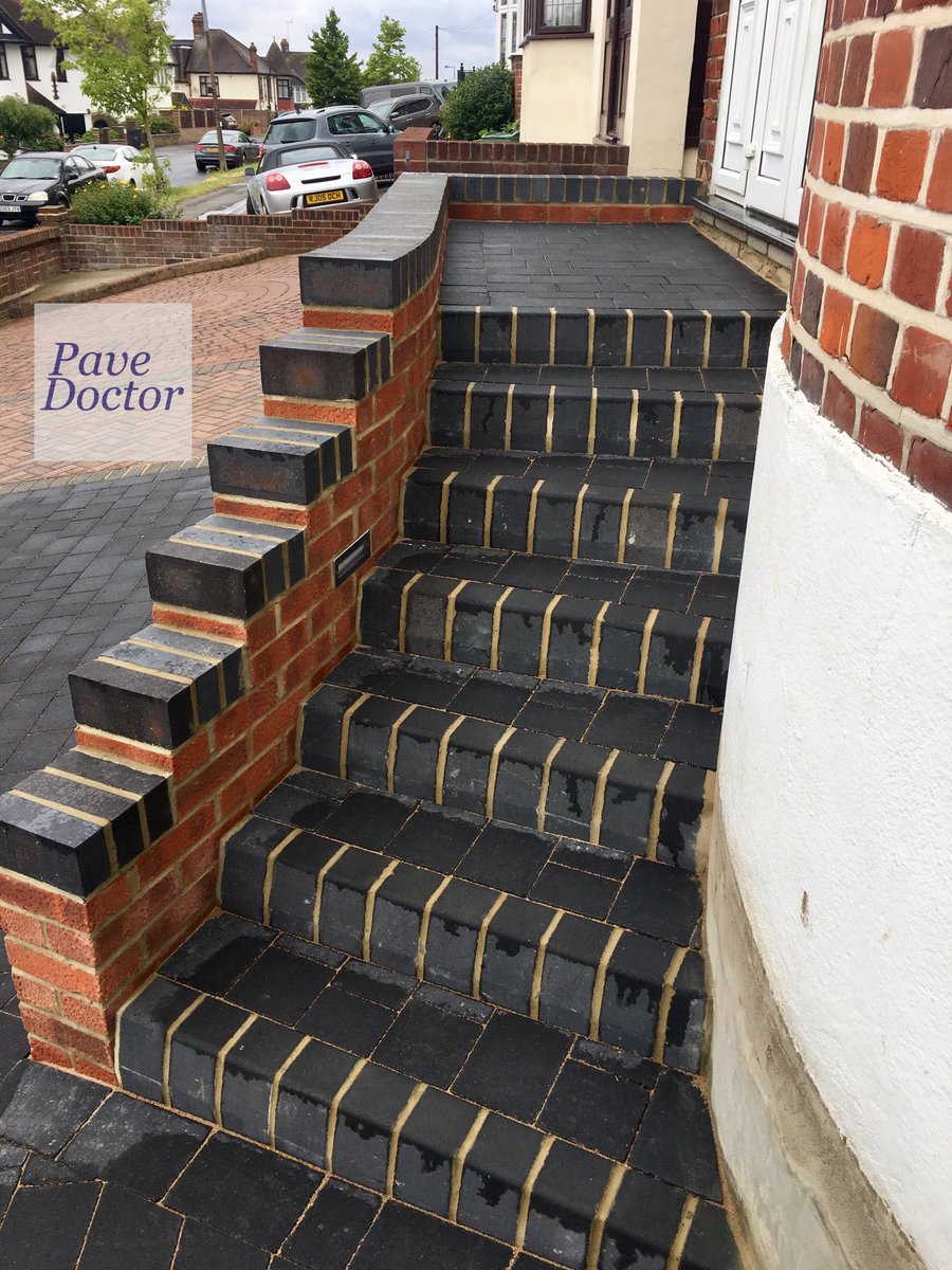 PaveDoctor's tweet photo. We finished a driveway in Chingford this week with charcoal cobbles, a retaining wall and new steps.

#PaveDoctor
#Chingford
#London
#E4
#Wall
#Driveway
#Steps https://t.co/tblStWQYYu