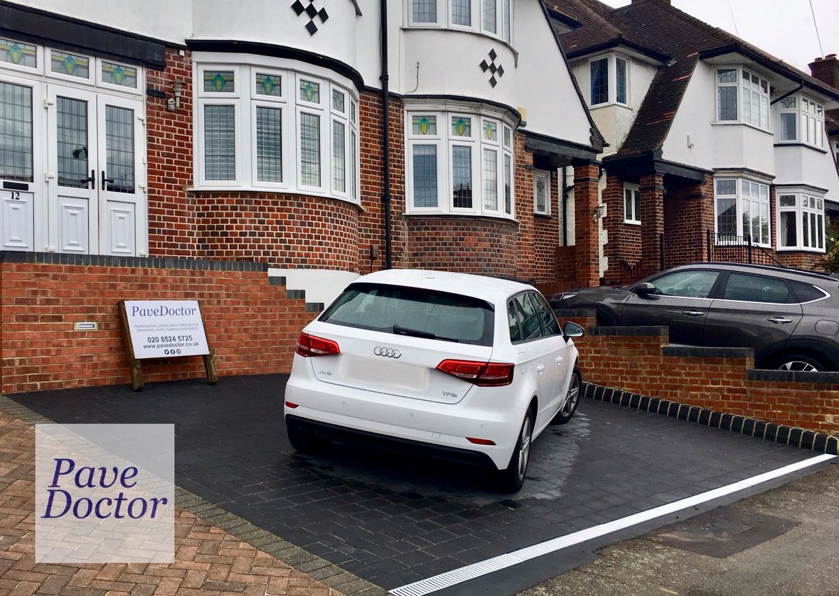PaveDoctor's tweet photo. We finished a driveway in Chingford this week with charcoal cobbles, a retaining wall and new steps.

#PaveDoctor
#Chingford
#London
#E4
#Wall
#Driveway
#Steps https://t.co/tblStWQYYu