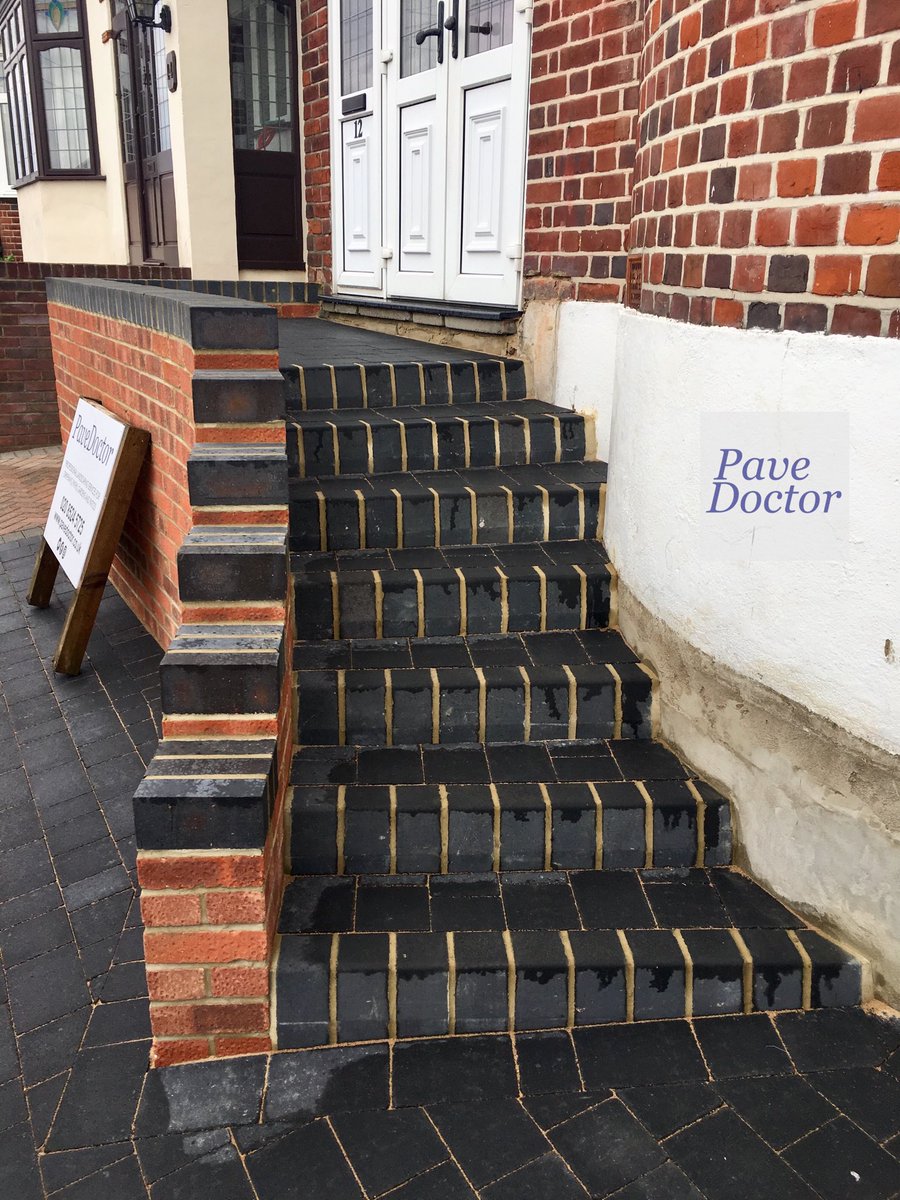 PaveDoctor's tweet photo. We finished a driveway in Chingford this week with charcoal cobbles, a retaining wall and new steps.

#PaveDoctor
#Chingford
#London
#E4
#Wall
#Driveway
#Steps https://t.co/tblStWQYYu