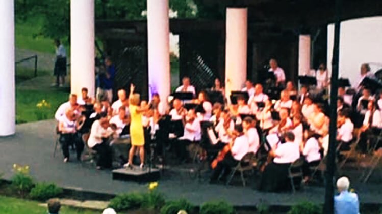 CecilyTynan's tweet photo. Super fun evening serving as “guest conductor” for the Delco Symphony opening up the 2019 Summer Concert Series. Video will air on @6abc at 11. But, I warn you, it isn’t pretty! #fullbodydryheave #keepmydayjob https://t.co/YbR8TxLeUb