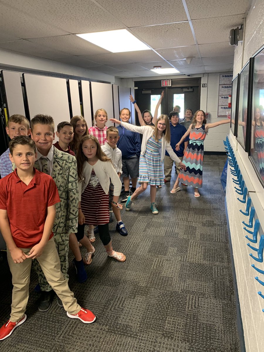 petschpals's tweet photo. Dublin 5th Grade Graduation Ceremony (and beautiful day for outdoor photos) ☀️ @DublinWL @WalledLkSchools #wleced https://t.co/OWxwuPncsJ
