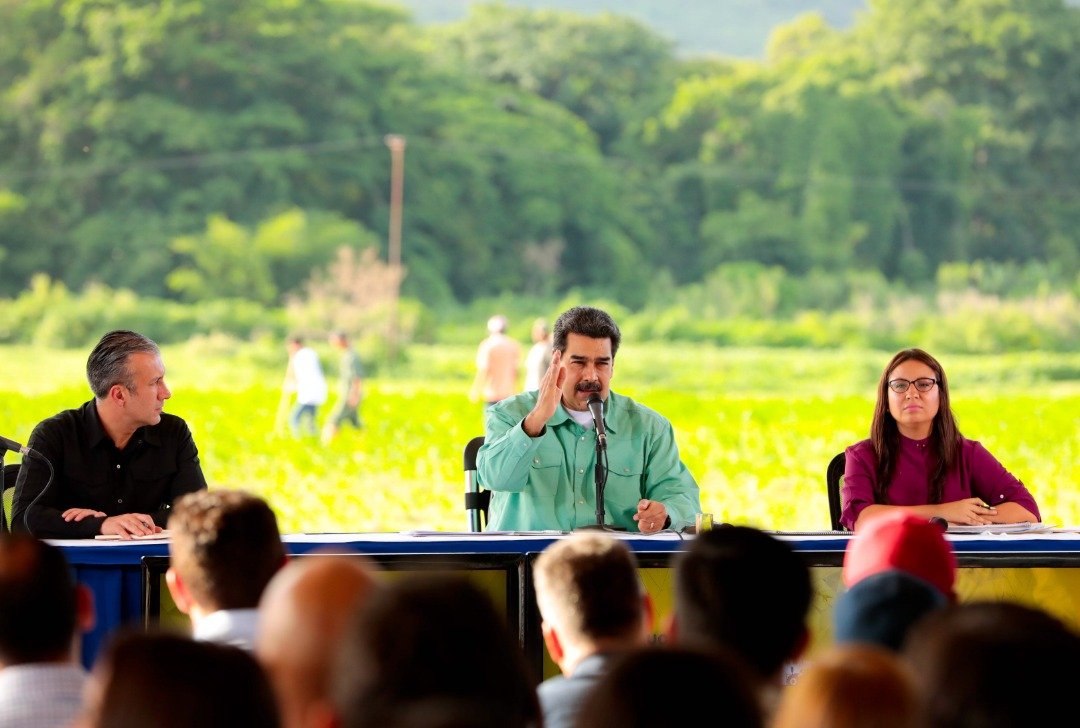 Asignamos títulos de tierra a los Movimientos Campesinos y a las Áreas de Defensa Integral de nuestra Milicia Bolivariana, en el estado Falcón. Acto que impulsa con fuerza el desarrollo productivo, en unión Cívico–Militar, de la Patria. ¡Si Se Puede Avanzar, Venezuela!