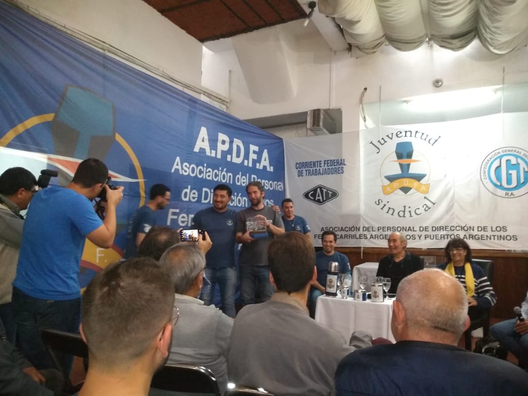SanApdfa's tweet photo. Hoy se realizó en la sede central un doble homenaje: Elido Veschi ex secretario general del gremio y visionario de su época, ejemplo de lucha y moral y a la compañera Olga Funes referente histórica de nuestro gremio. El mismo fue organizado por la Juventud Sindical de APDFA. https://t.co/aUoCj3LIB7