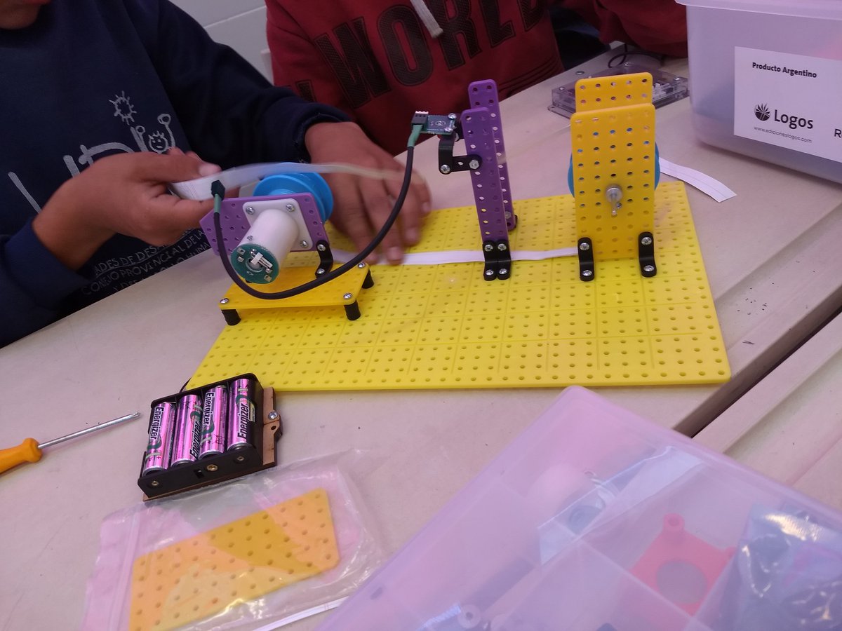 Rg19Robotica's tweet photo. Armado de la línea de #produccion #automatizada se #programo la velocidad y los sensores! EP 60 Batán 
@BAeducacion @BAConectados https://t.co/Pah7Qwx3qs