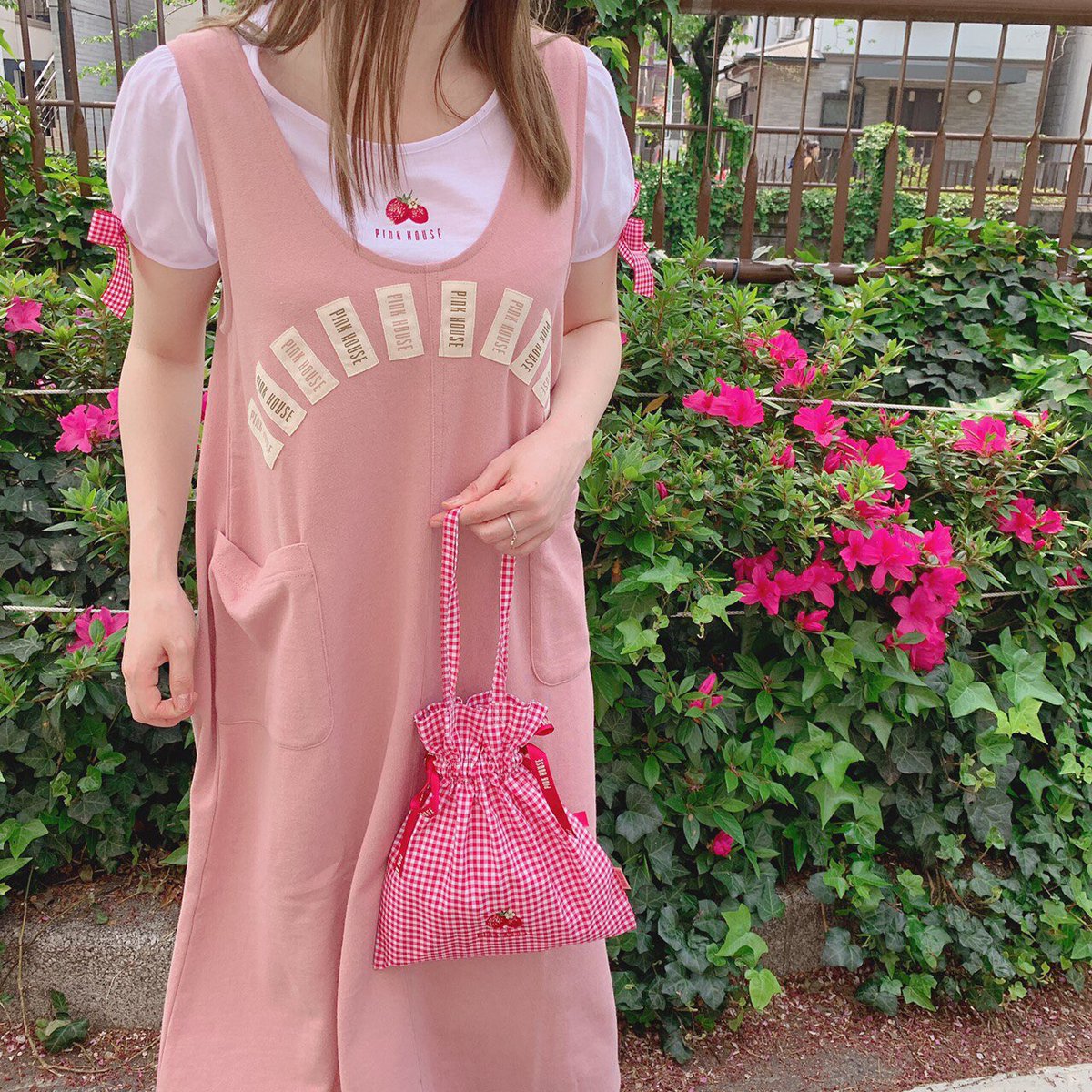 Pink House Online Storeより Sweetなピンクハウスカジュアルを演出 ロゴネーム使い ワンピース T Co Suygmgrwux ギンガムリボン付きカットソー T Co Pp0clukgwr いちご刺繍ソックス T Co Obo5ifkp5u いちご