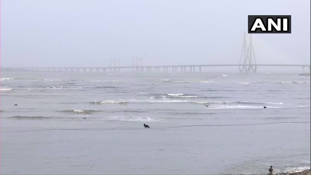 BabaBnarasXpose's tweet photo. #RT @ANI: Maharashtra: In view of #CycloneVayu in Arabian Sea coupled with high tide on June 12 &amp; 13, all beaches in Kokan region have been shut off to the public. #Visuals from Bandra beach in Mumbai https://t.co/QTaoP9hTGE