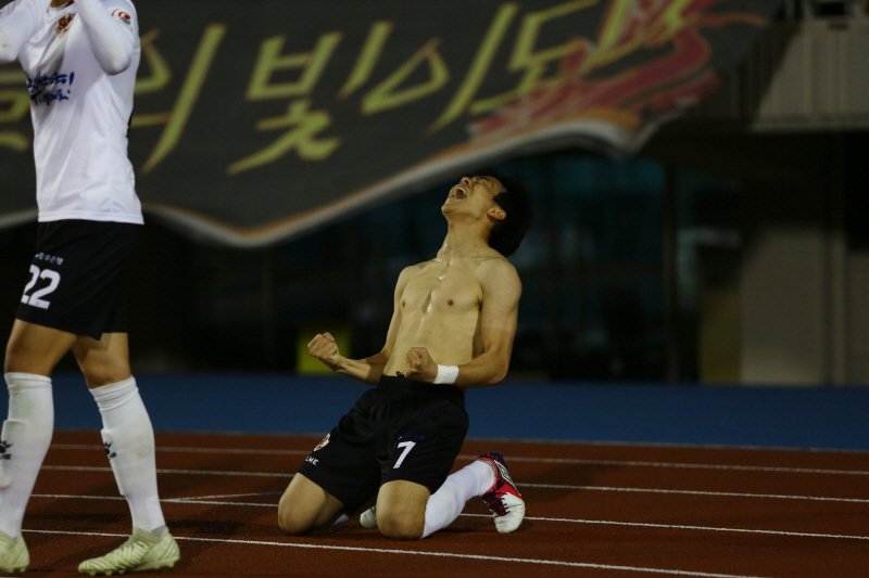 │체력 충전 광주FC, 15G 연속무패 도전│
_
삐빅 체력 100% 충전완료!
리그 무패+1위 광주FC가 한달여만에 
광주월드컵경기장으로 돌아옵니다!
_
📄기사보기 : bitly.kr/2ukK89
_
🆚 광주FC vs 부천FC
🗓 6월 16일 (일) 오후 7시
⚽ 광주 월드컵경기장
#광주 #광주FC #광주월드컵경기장