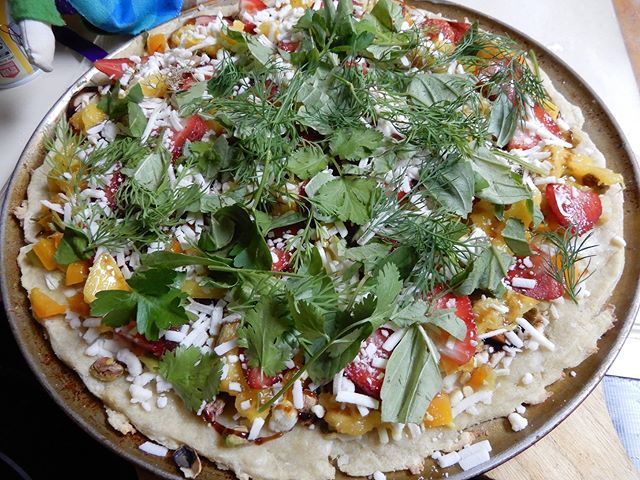 #VeganPizza with #Strawberries, #Mango, #FreshHerbs (including #Dill, #Basil and #Parsley from my #garden), #BellPepper,  #Scallions and #NondairyCheese. This was another of those recipes I tried on a dare and actually ended up really liking. It's not as… bit.ly/2WGuHjZ