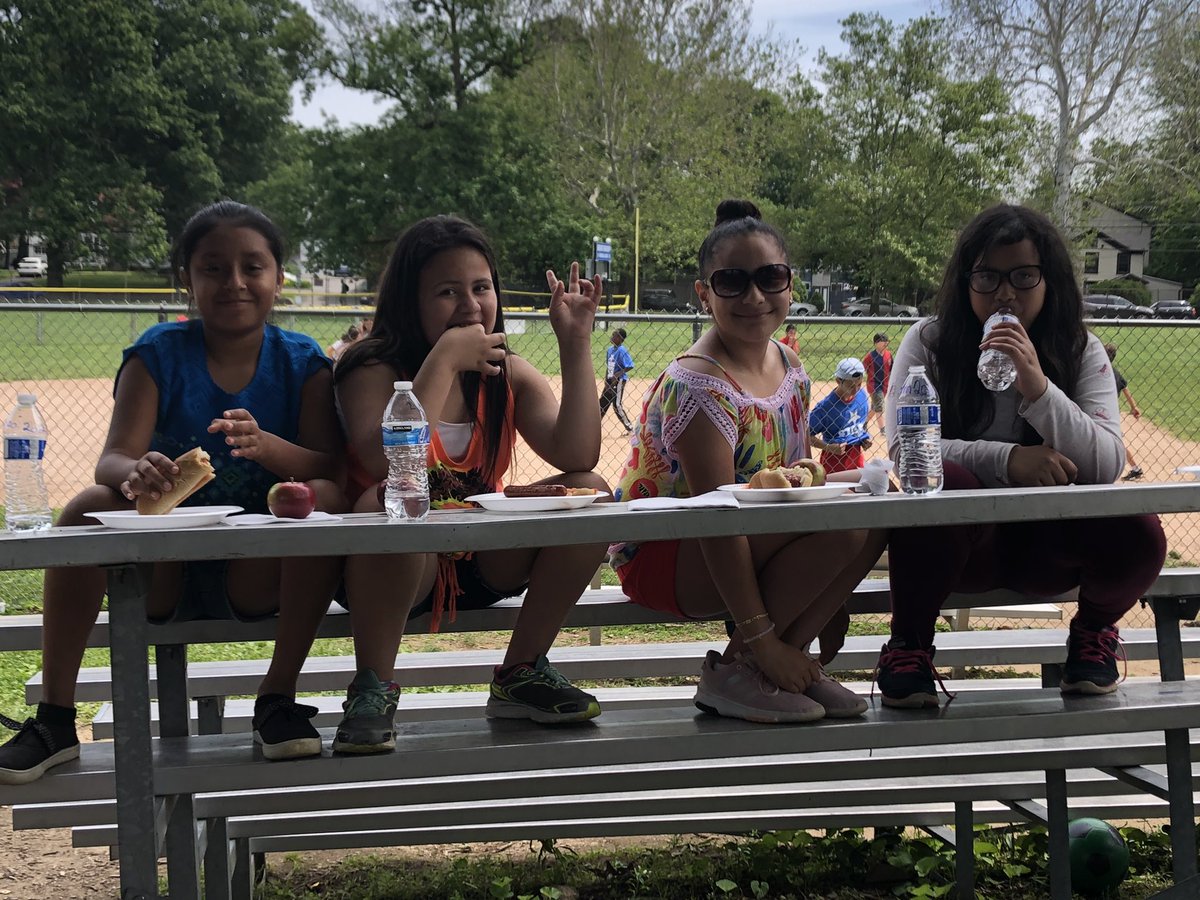 JenDerubeis's tweet photo. Stark’s fifth grade crew having a blast enjoying their picnic 🌟 https://t.co/jPjrcmfJRO