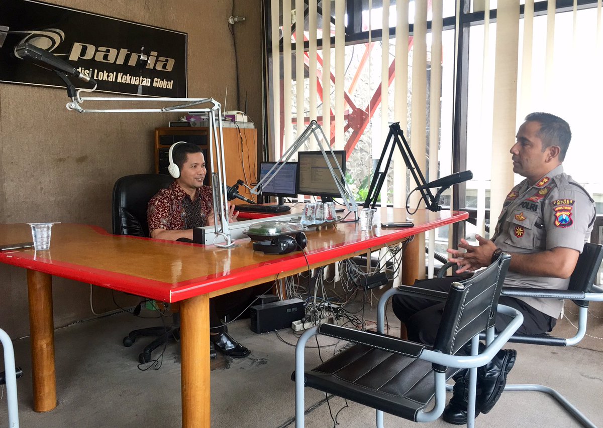 radiopatria's tweet photo. #ProgramPatria ► Pasca libur #lebaran &amp; pasca #OperasiKetupat Semeru 2019, Kapolres #Blitar AKBP Anisullah M Ridha hadir dalam talkshow #HaloPolisi di @RadioPatria  bersama @dhanyjulian yg akan menjawab pertanyaan2 Anda pada #PolresBlitar.

[1] https://t.co/CIpfNO14Jq