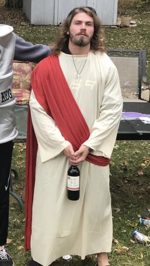 Phief10's tweet photo. Soo we can Confirm. He by the name of @EvanWalz WILL baptize any hooper to step on the hard-wood at St Mary’s https://t.co/GGy0ptwmLF