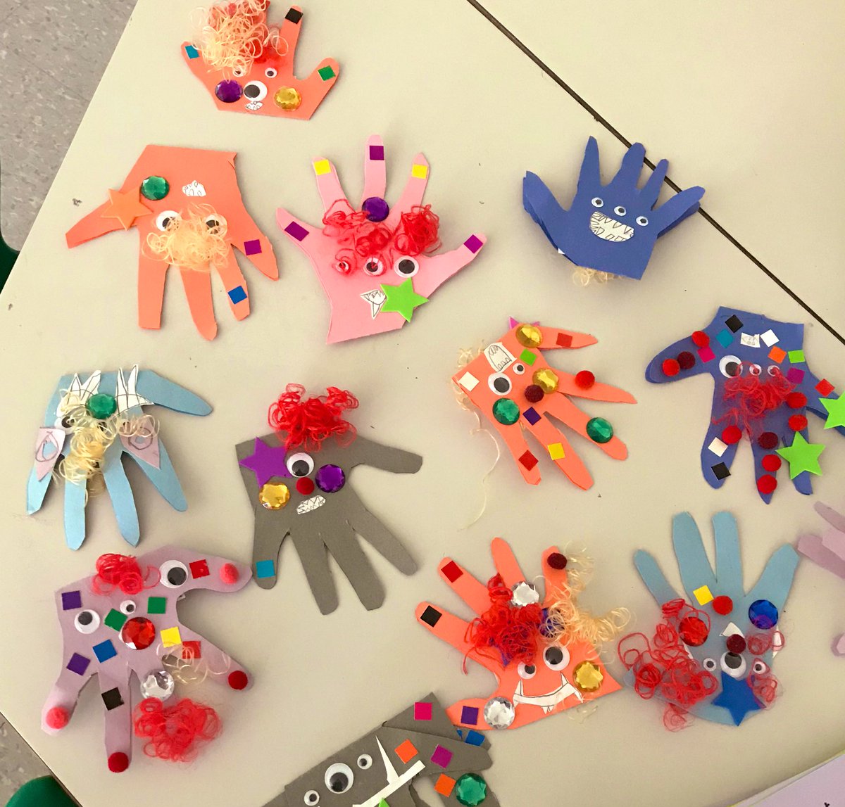 MsKatenewhouse's tweet photo. I was so impressed with my students creativity when making their Father’s Day cards! With a little less structure they really create! #Kindergarten https://t.co/ARwDL7nB0b
