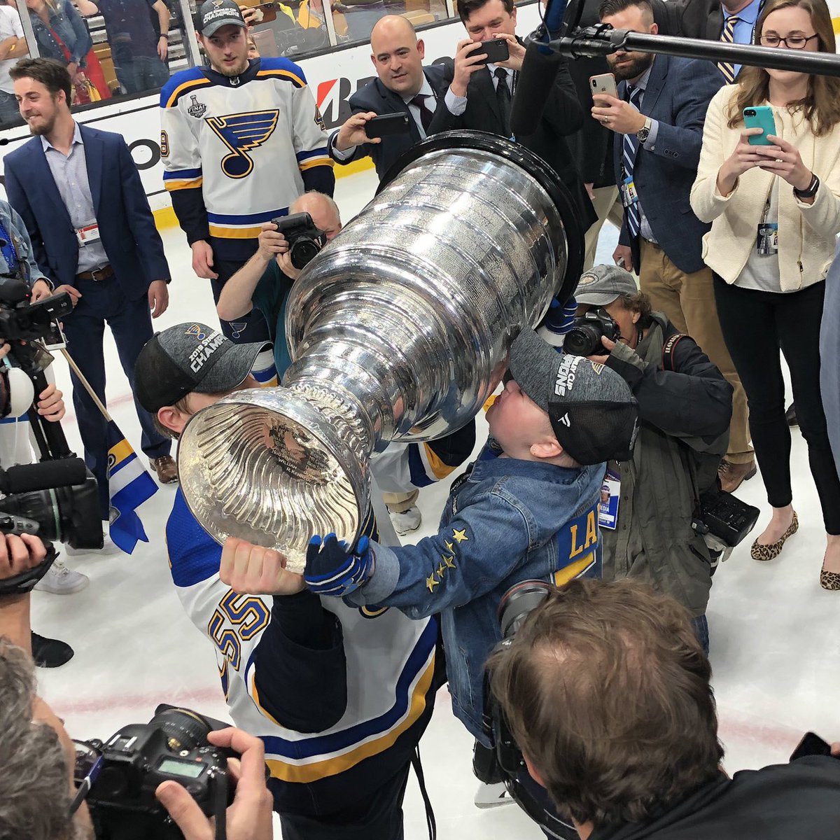 NBCSportsHockey's tweet photo. OUR HEARTS 😍😭

📸 @Sean_Leahy https://t.co/GfTvh0yaFb