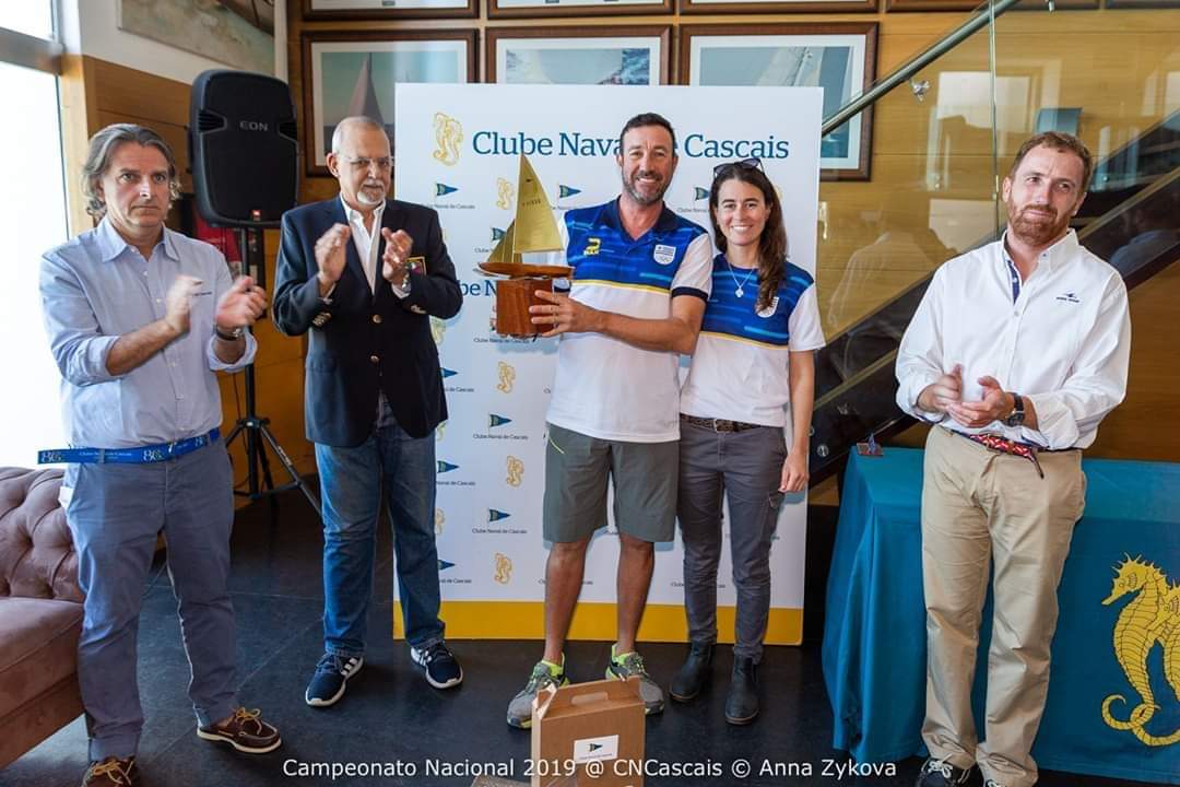 #Vela Florencia Parnizari y Ricardo Fabini Campeones en el Sur Europeo
<a href="/SnipeToday/">SnipeToday</a> en Cascais, Portugal  snipetoday.org/regatta-report…