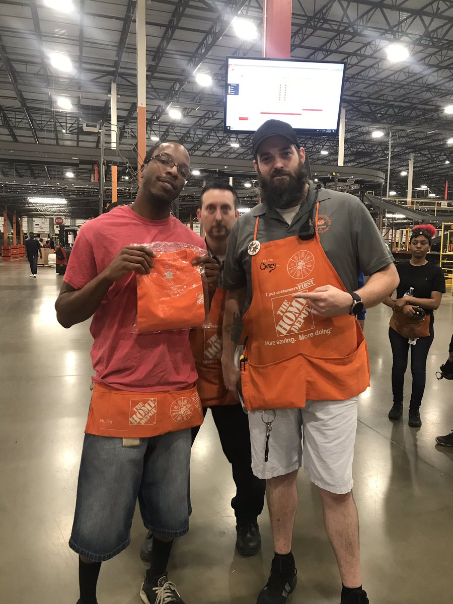 sherisa22's tweet photo. Shoutout to @THD_Deadpool for hosting a great start up with recognition in mind #Key2 #engagedleader https://t.co/FCnusIFDQL