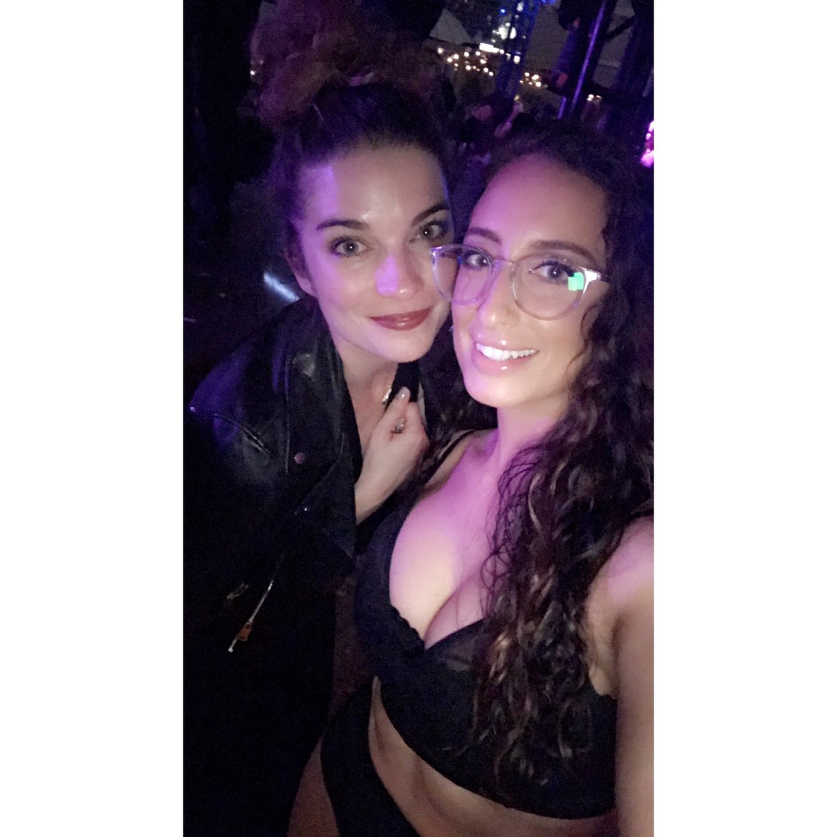 StefaniaMaria3's tweet photo. Got the pleasure of meeting ⁦⁦@annefrances⁩ ⁦@chateaulv⁩ the other night 😍😍 I am obsessed w ⁦@SchittsCreek⁩ ⁦💕 such a pleasure... 🥰 https://t.co/7IyWlamOOD