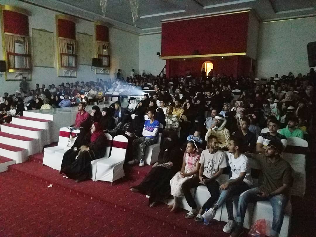 qablalzafa's tweet photo. 10 أيام قبل الزفة | العرض الأخير 

جانب من حضور الجمهور يوم أمس الأربعاء 12 يونيو للعرض رقم 225 والأخير لفيلم 10 أيام قبل الزفة
في قاعة ليلتي بالمعلا ..

شكراً لكل من حضر وشرفنا ❤️
#قبل_الزفة #عدن https://t.co/ESsPDWHZdD