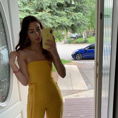 ilariapulitano_'s tweet photo. yellow mood:  the colour of positivity bright like the sun ☀️ like my fav flower 🌻 &amp; like my personality 💛 https://t.co/WyF06RLrtb