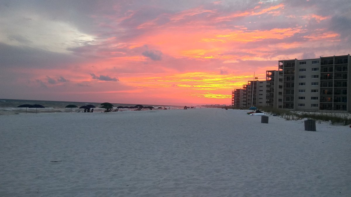 Cstjohn14's tweet photo. Sunset at the beach #hfemiway #hfesummerselfiechallenge #sunsetsbetterwithoutmeinthepicture https://t.co/7J0m7TuaQv