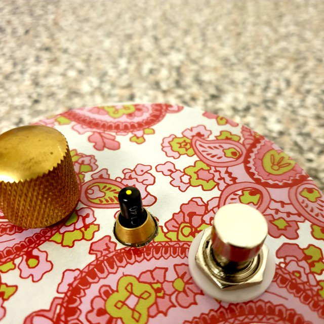 EffectsHello's tweet photo. Top mounted OC140 😳😂its either an amazing idea or amazingly stupid ha
#paisley #retro #nitro #lacquer #nitrocelullose #brass #guitar #guitarist #geartalk #guitarra #pedalboard #tone #tonefordays #handwired #effectspedals #guitarnerd #guitargear #guitarnerds #knowyourtone https://t.co/Tp2aW7zpCq