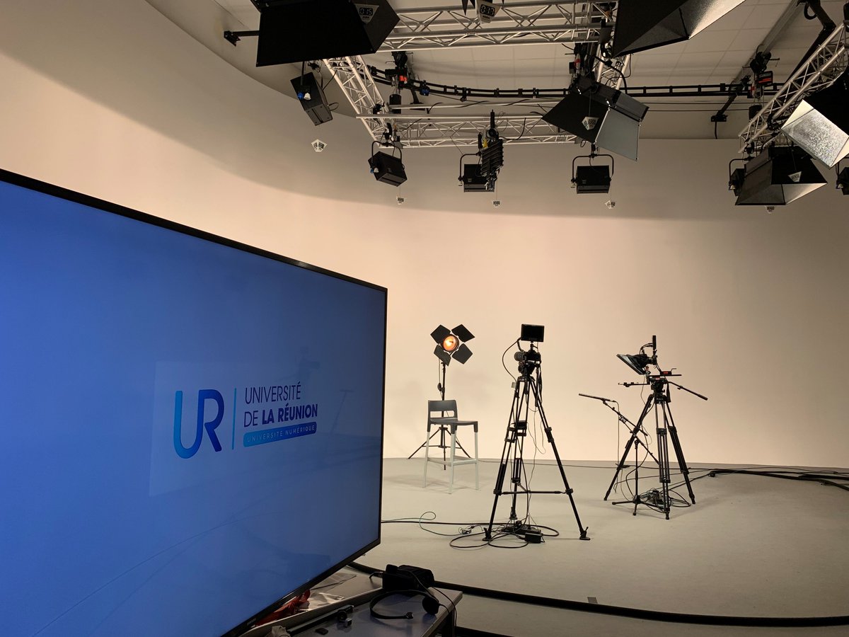 Gregory_AHKIEM's tweet photo. @MEDEFReunion @Univ_Reunion  - La commission numérique reçue par Olivier SEBASTIEN (Grand merci 🙏) pour découvrir l'Institut indianocéanique du numérique 🔝 . #formation et #recherche au service des étudiants et des entreprises ➡️ https://t.co/SJDSEaNrwp https://t.co/NvHDHekm00