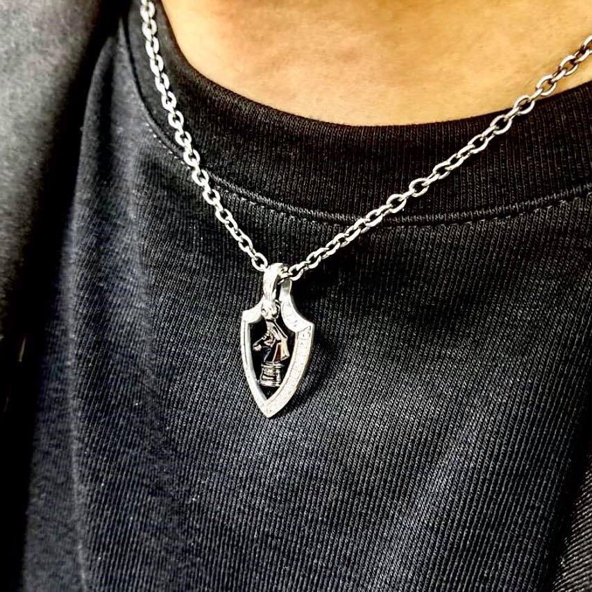 ODmqOVAhKRJENCt's tweet photo. 【PUERTA DEL SOL】Knight Shield Pendant 《商品介紹》
(接上一篇)中間部分設計成活動式的經典ICON-西洋棋中的騎士在墜子中間晃動。
而墜子的背面,則雕有並傳遞著這品牌的精神:「Rock & Luxury 」。 #KOOLOOK
#PuertaDelSol
#Silver
#Pendant
#KnightShield
#RockAndLuxury https://t.co/S6g8jMf4z0