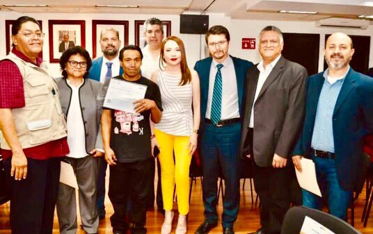 ElsaMariaGuzman's tweet photo. Mauricio Estrada Míreles, migrante de El Salvador, arropado por @aldearco_cdmx recibe su certificado de primaria    por parte del @INEAmx @inea_cdmx #EducaciónSinFronteras #JuntosEsMásFácil https://t.co/72XXNePcHQ