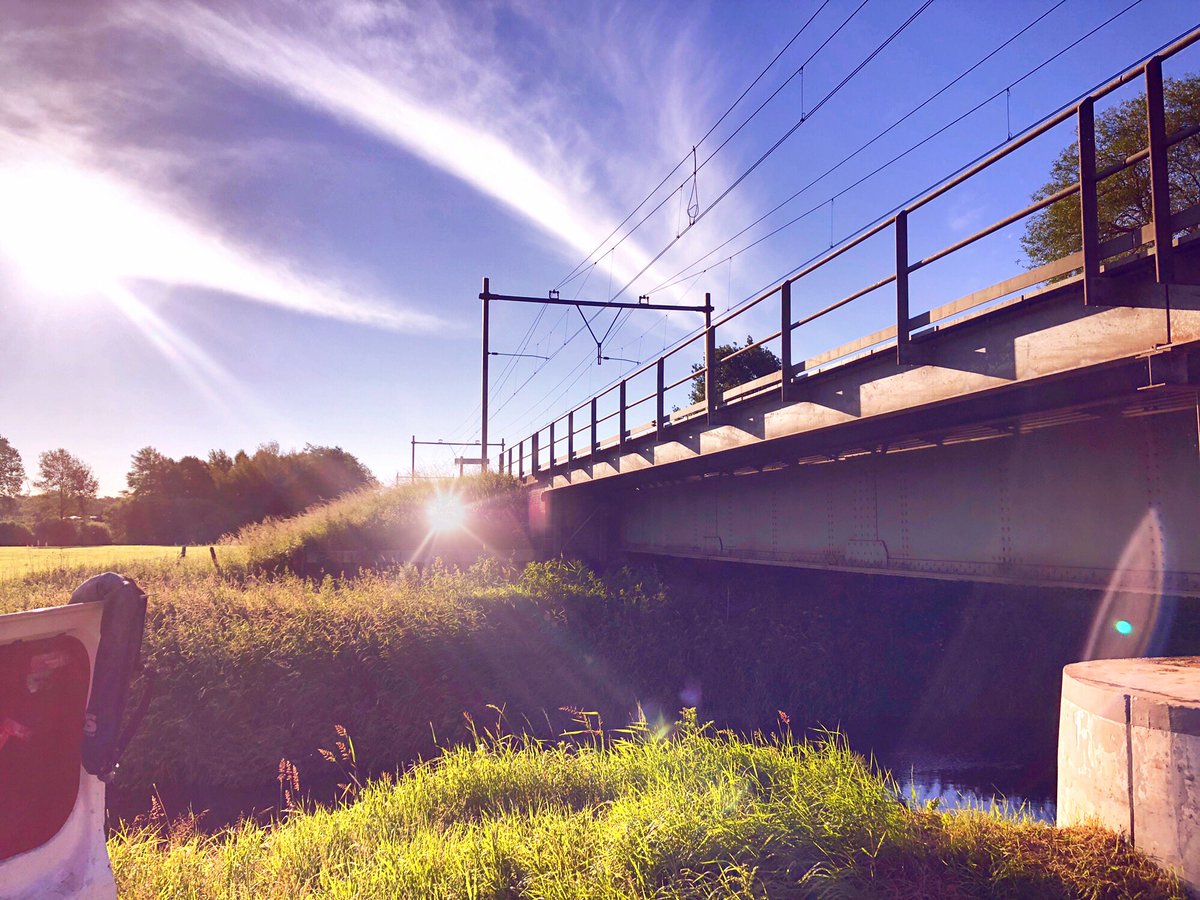 Goedemorgen alles en iedereen.  Ergens van uit het diepe Twentse land wens ik jullie een supermooie dag toe.