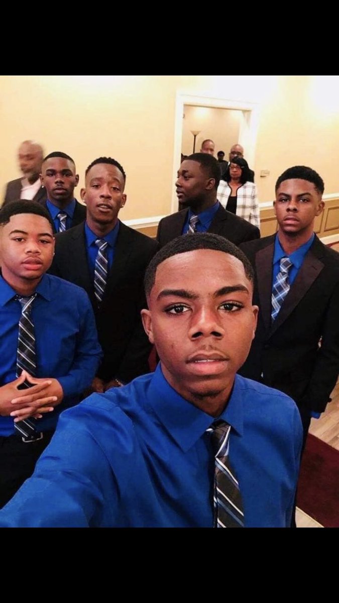 Muva_Shea's tweet image. Imagine seeing your loved one suffering 16 gun shot wounds lying on the ground hand cuffed for hours. This man showed everybody love it’s so much chaos going on behind this and it might not get any coverage. This is not just and ordinary Memphis Murder‼️this finna start a war💯