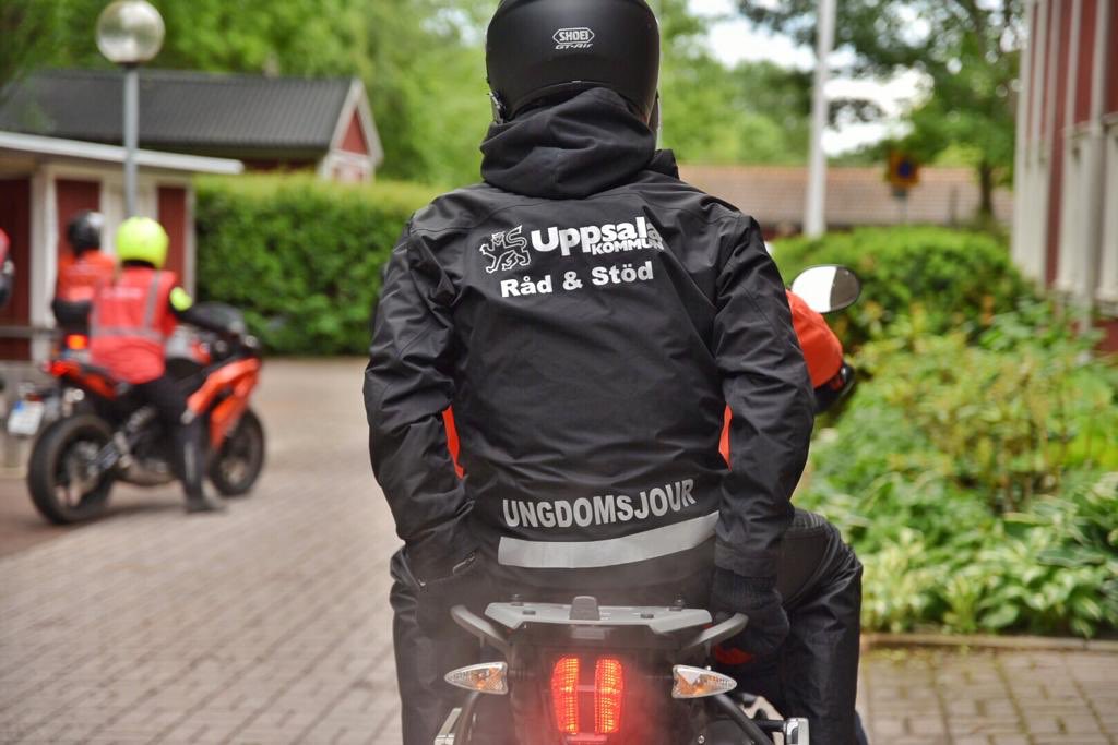 Vi testar nya vägar att ta oss fram, socialtjänst på motorcykel går hem hos ungdomar. Skolavslutningskväll i Uppsala och ungdomsjouren samarbetar med bla försvarsmaktens frivilliga motorcykelklubb FMCK som är ute som MC-vandrare via nattvandring.nu