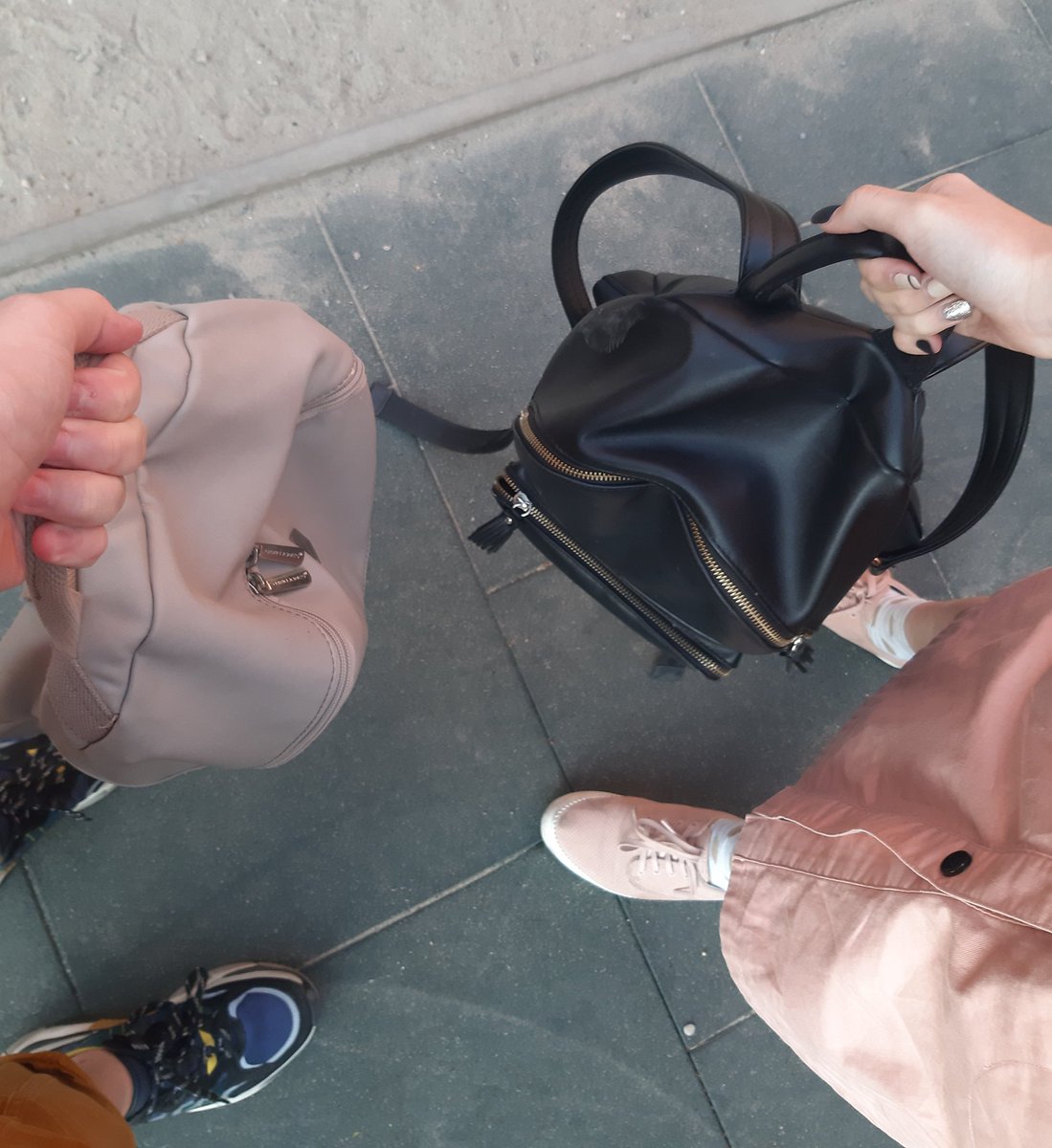 shep_polina's tweet photo. Я: Благие знамения очередной проходничек поплачу недельку две и забуду
Тоже я: в своем рукзаке и рюкзаке своего друга видит азирафаэля и клоули
#GoodOmens https://t.co/fmEcfTCcOq