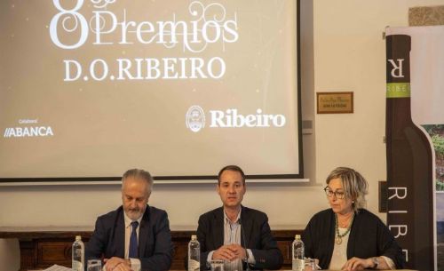 TecnoVino's tweet photo. Isabel Mijares y la cadena hotelera Paradores, entre los galardonados de los VIII Premios D.O. Ribeiro https://t.co/ZRrV09OSOT https://t.co/9p8RsgfcoN #vino #premiosdevino @CRDO_Ribeiro