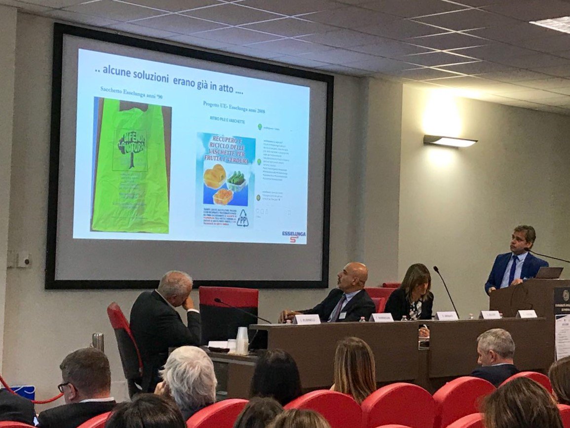 retailab1's tweet photo. Vittorio Brinati: Verso che tipo di imballaggio indirizzarsi? Possono essere considerate tutte le soluzioni ma ci deve essere massima tutela del consumatore ed ottimizzazione nell’uso dei materiali.
#retailab https://t.co/H0yVLz4AZ3