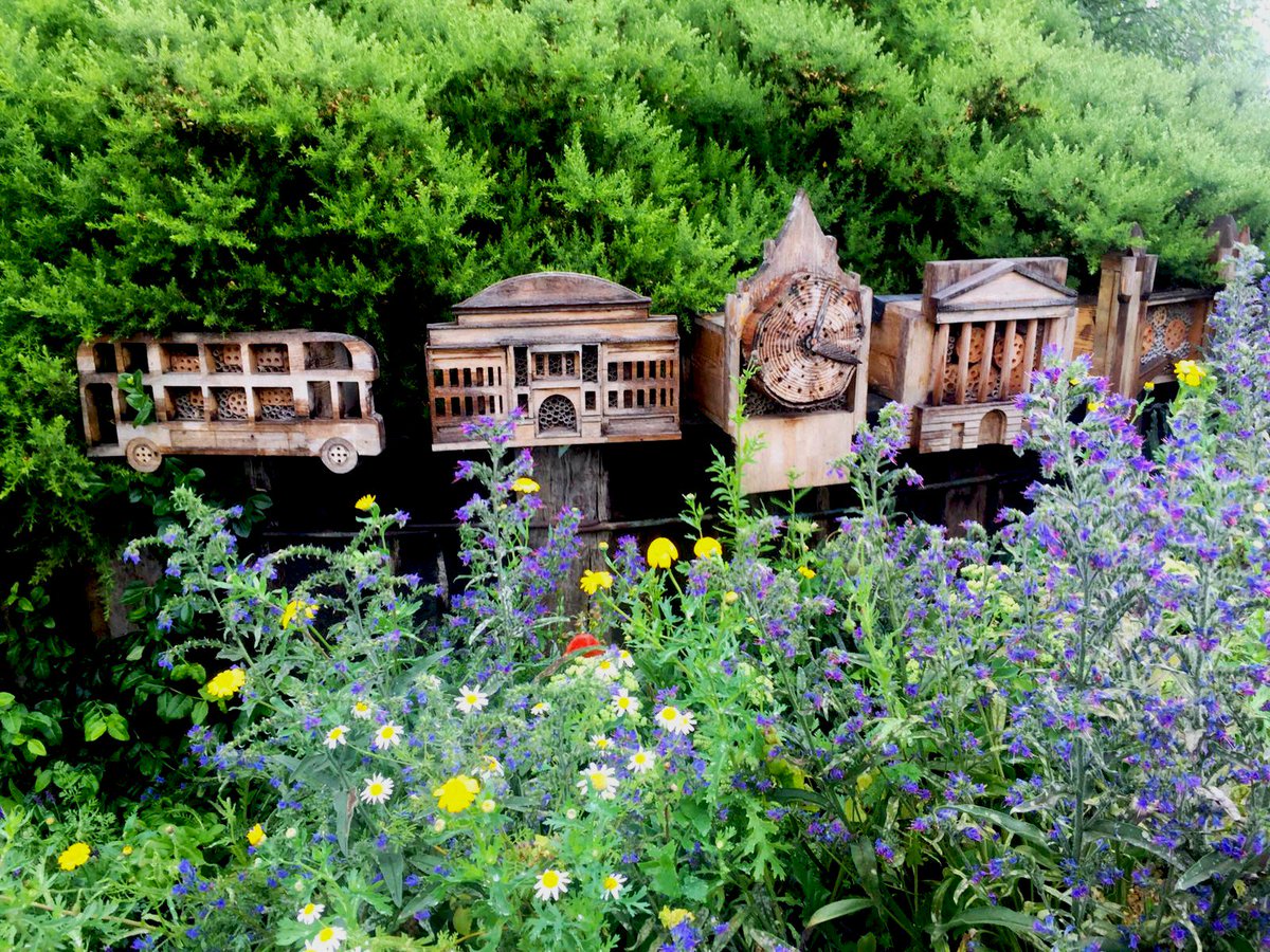 Our #London landmarks bee hotels in #HydePark are looking fantastic, framed by some bright & beautiful pollinator forage, bringing some colour to this grey day... now that's some prime real estate right there! #30DaysWild #plantforpollinators