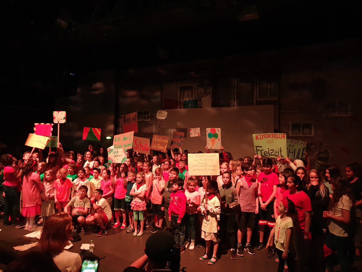 "Das wird jetzt kein Spaß hier" - Gänsehautfeeling zum 50. Geburtstag des <a href="/GripsBerlin/">GRIPS Theater</a>. 200 Kinder haben Bühne besetzt &amp; kämpfen für ihre Rechte: "Wir haben d Theater besetzt, denn wir wollen, dass sich etwas ändert: #Kinderrechte ins #Grundgesetz!" 
#AlleKinder <a href="/Linksfraktion/">linksfraktion</a>