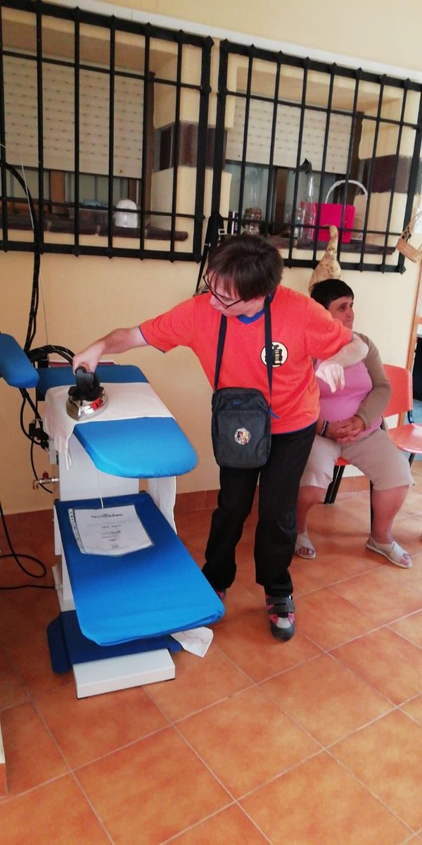 ¡Prácticas de Planchado del Curso Formativo Lavandería en el Centro Ocupacional!👕👚👖 Este proyecto logrará la insercción laboral de personas con discapacidad en la lavandería q el Ayto ha proyectado y abrirá sus puertas en breve #SanClementeEsIntegración #SanClementeSomosTod@s