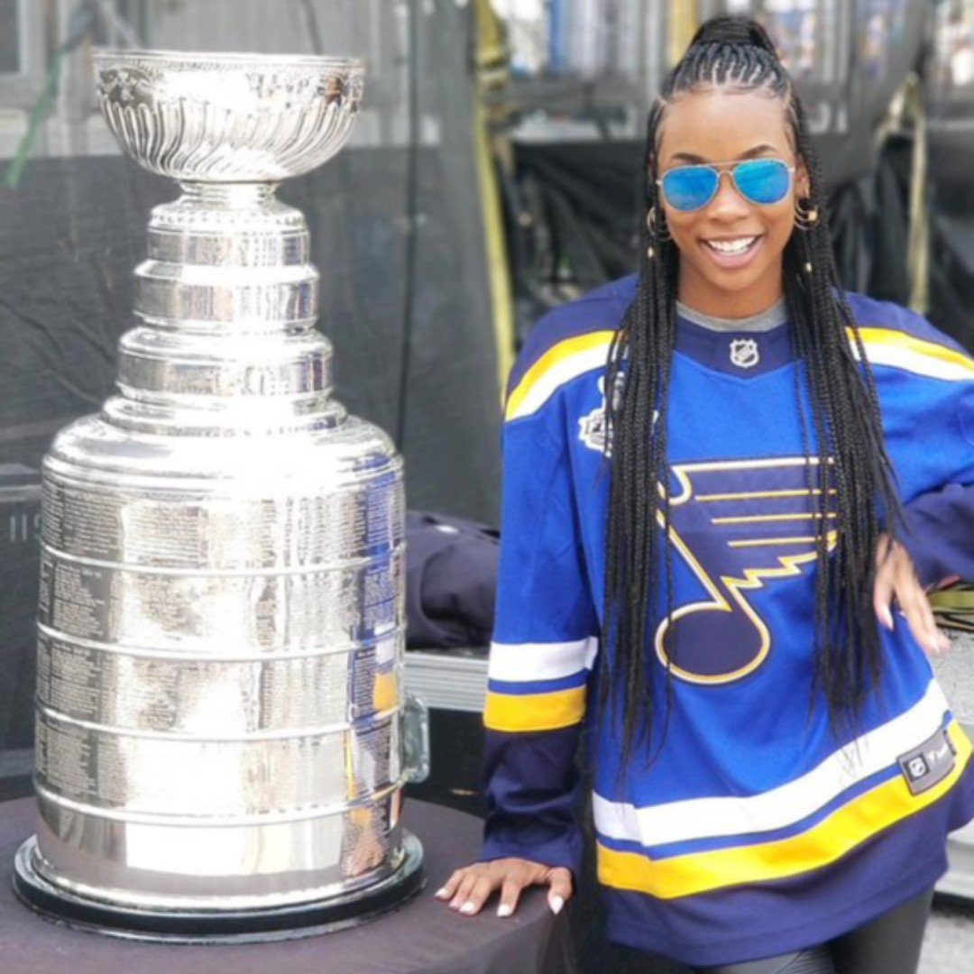 AmBirthdayParad's tweet photo. CONGRATULATIONS TO THE BLUES! When the team wins, St. Louis wins!
Bring your friends and family to America's Birthday Parade on July 4, 2019 to continue the celebration, and hear Kennedy Holmes sing!
https://t.co/tuOjc1Mo77
#ambirthdayparade #vpparade #stl #playgloria https://t.co/IhXerNQW0H