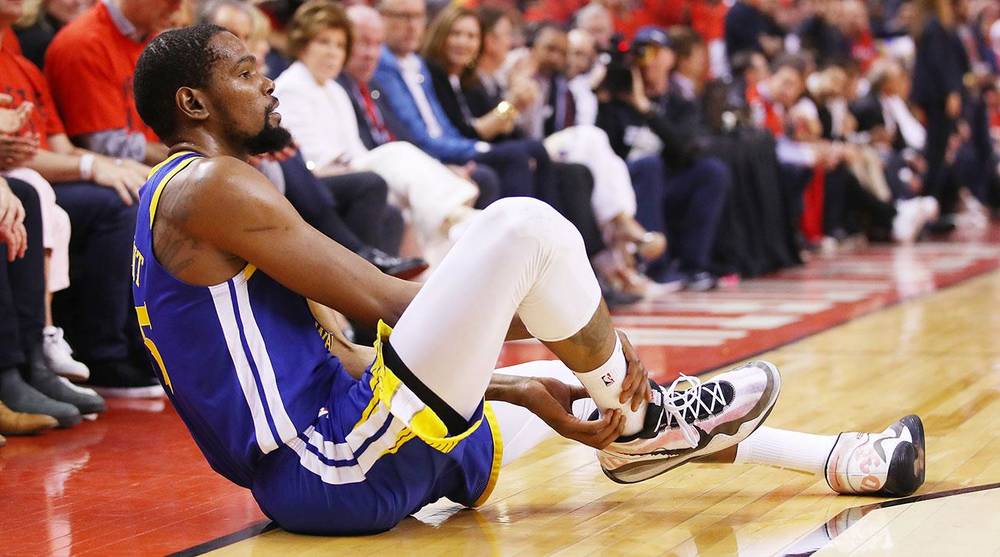 SportInjuryBlog's tweet image. Kevin Durant received surgery yesterday for a ruptured Achilles tendon. Find out more about the injury below.

sites.utexas.edu/sports-blog/20…

#NBA #KevinDurant #GoldenStateWarriors #Achilles #rupture #INJURYBLOGS #BASKETBALL