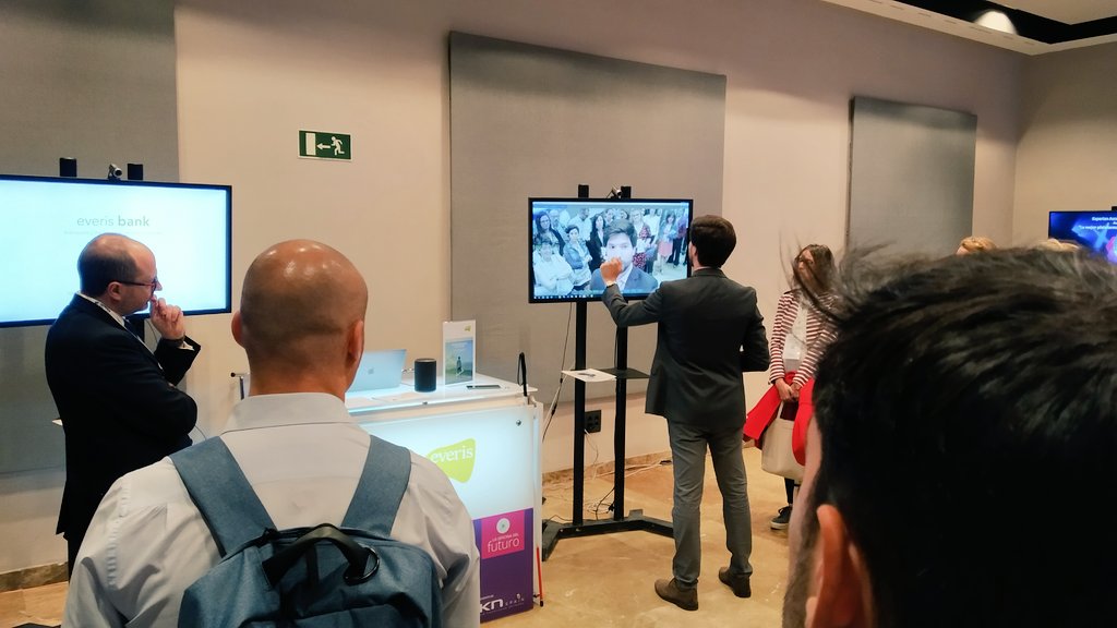 Mariphel's tweet photo. Mostrando soluciones en la Oficina del Futuro #RevolutionBanking https://t.co/bFqrXnDbgH