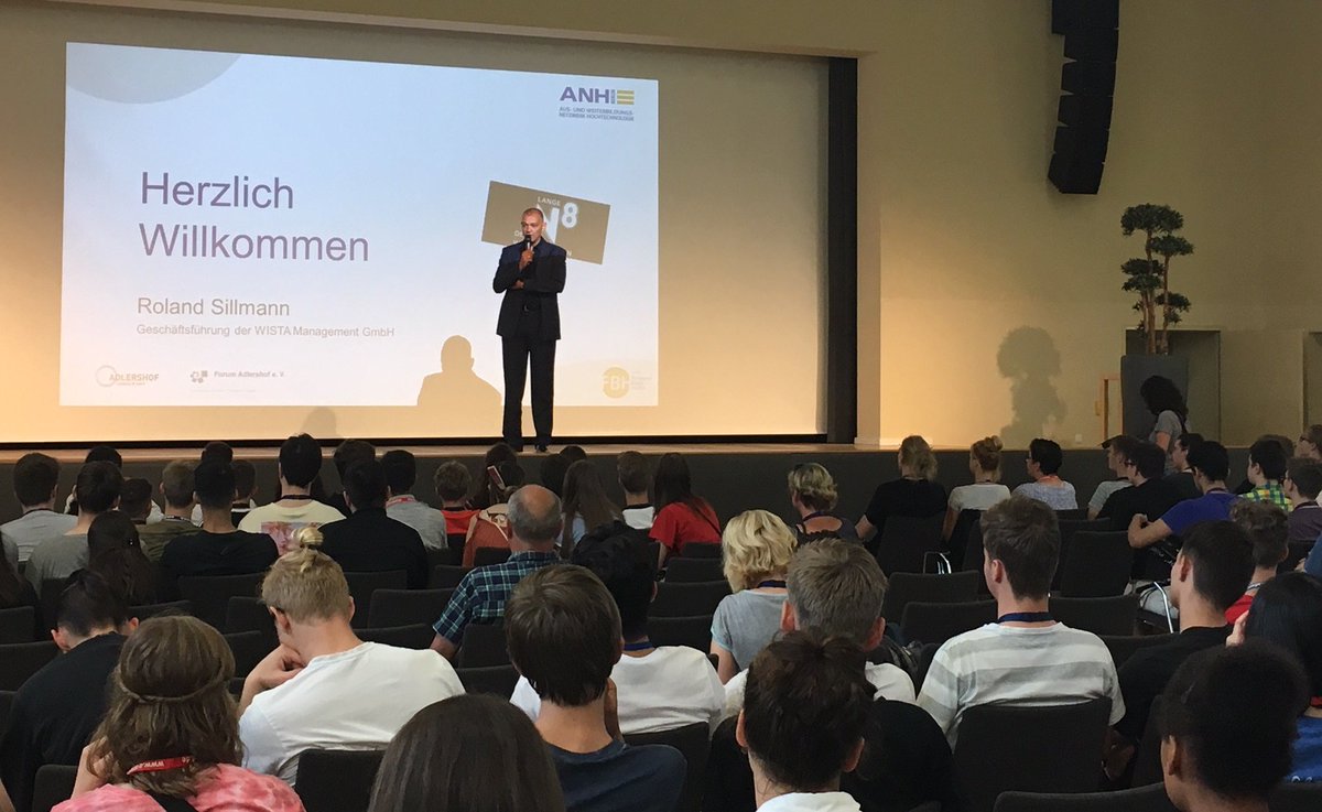 anh_berlin's tweet photo. "Viele Infos &amp; sehr nette Leute", "Ich komme wieder ..." das waren zwei O-Töne bei der gestrigen #Ausbildungs-Allianz-Adlershof im @Technologiepark bie der Unternehmen und Institute ihre Türen für Schüler*innen geöffnet haben https://t.co/tKxMdVlAQV