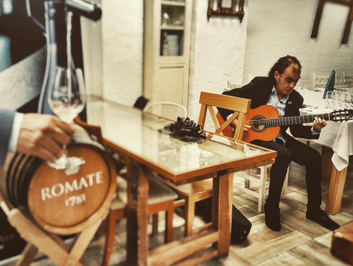 Nuestra cata de vinos de la bodega <a href="/SanchezRomate/">Sánchez Romate</a> contó con la actuación del fantástico guitarrista Cuchús Pimentel.