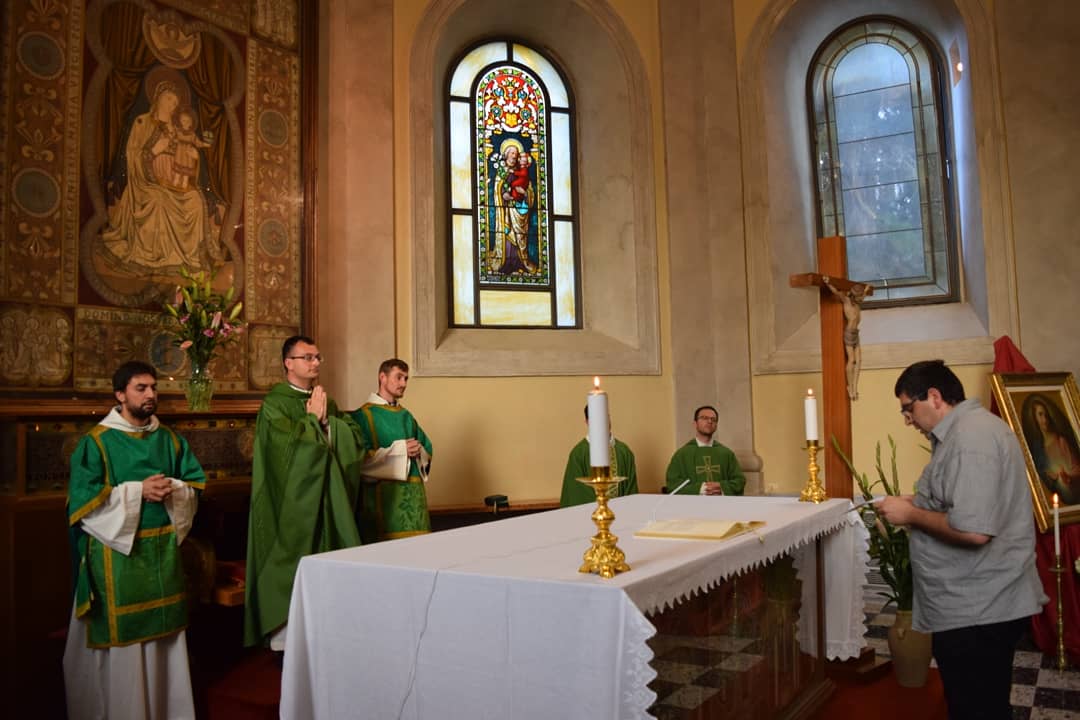 pcleoniano's tweet photo. Professione di fede e promessa del nostro fratello Samuele in vista dell'ordinazione diaconale 🙏🏻
•
#pray #church #catholicchurch #spiriruality #reflection #love #god #travelphotography #lifestyle #popefrancis #infinity #seminarist #grazie #italy #happy https://t.co/93uiuEUhHY
