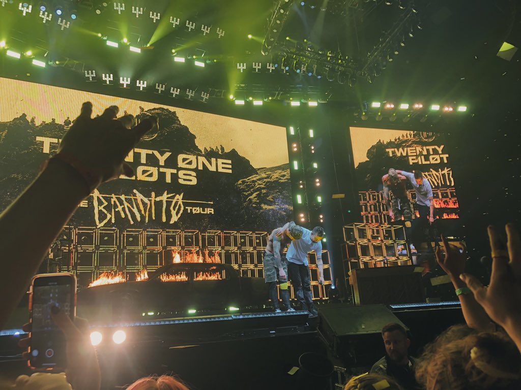 dunwithgrace's tweet photo. #banditocharlotte WRECKED ME https://t.co/r4FEFtLWiZ